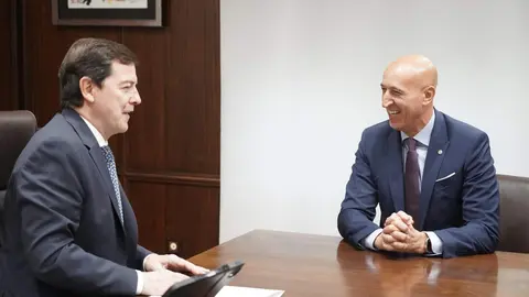 El presidente de la Junta de Castilla y León, Alfonso Fernández Mañueco, y el alcalde de León, José Antonio Díez, mantienen este viernes un encuentro institucional en Valladolid para analizar el estado de varios proyectos que dependen del Gobierno autonómico y que aún permanecen sin desarrollar. Foto: Rubén Cacho