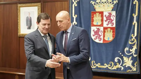 El presidente de la Junta de Castilla y León, Alfonso Fernández Mañueco, y el alcalde de León, José Antonio Díez, mantienen este viernes un encuentro institucional en Valladolid para analizar el estado de varios proyectos que dependen del Gobierno autonómico y que aún permanecen sin desarrollar. Foto: Rubén Cacho