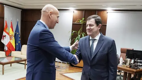 El presidente de la Junta de Castilla y León, Alfonso Fernández Mañueco, y el alcalde de León, José Antonio Díez, mantienen este viernes un encuentro institucional en Valladolid para analizar el estado de varios proyectos que dependen del Gobierno autonómico y que aún permanecen sin desarrollar. Foto: Rubén Cacho