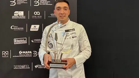 El leonés Daniel Flecha, con el trofeo de plata de la 23 Coupe d'Europe de la Boulangerie.