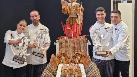 El leonés Daniel Flecha (dcha) junto con el resto de componentes del equipo Espiga, con el trofeo de plata de la 23 Coupe d'Europe de la Boulangerie.