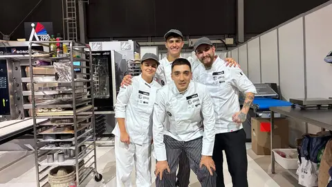 El leonés Daniel Flecha (centro) junto con el resto de componentes del equipo Espiga, con el trofeo de plata de la 23 Coupe d'Europe de la Boulangerie.