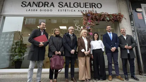 La consejera de Industria, Comercio y Empleo, Leticia García (C), durante su visita al centro estético Sandra Salgueiro de Ponferrada, beneficiario del programa al emprendimiento de Transición Justa. Foto: César Sánchez