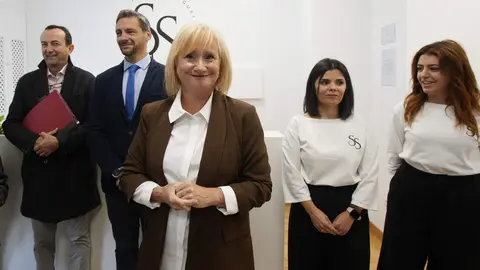 La consejera de Industria, Comercio y Empleo, Leticia García (C), durante su visita al centro estético Sandra Salgueiro de Ponferrada, beneficiario del programa al emprendimiento de Transición Justa. Foto: César Sánchez