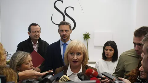 La consejera de Industria, Comercio y Empleo, Leticia García (C), durante su visita al centro estético Sandra Salgueiro de Ponferrada, beneficiario del programa al emprendimiento de Transición Justa. Foto: César Sánchez