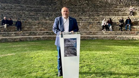 El periodista Fulgencio Fernández, el colectivo de oficios tradicionales Homo Faber, el artista Félix de la Concha, el escritor y recopilador del patrimonio musical Ángel Fierro y el cineasta Néstor López recogieron sus estatuillas en un acto en el que no faltó la lucha leonesa ni la música a cargo de las pandereteras Ruxideira y de los hermanos Adri y Leo. Foto: Diputación