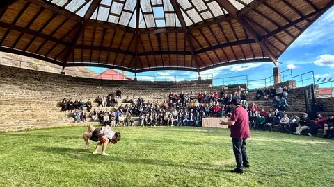 El periodista Fulgencio Fernández, el colectivo de oficios tradicionales Homo Faber, el artista Félix de la Concha, el escritor y recopilador del patrimonio musical Ángel Fierro y el cineasta Néstor López recogieron sus estatuillas en un acto en el que no faltó la lucha leonesa ni la música a cargo de las pandereteras Ruxideira y de los hermanos Adri y Leo. Foto: Diputación