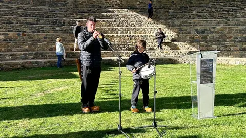 El periodista Fulgencio Fernández, el colectivo de oficios tradicionales Homo Faber, el artista Félix de la Concha, el escritor y recopilador del patrimonio musical Ángel Fierro y el cineasta Néstor López recogieron sus estatuillas en un acto en el que no faltó la lucha leonesa ni la música a cargo de las pandereteras Ruxideira y de los hermanos Adri y Leo. Foto: Diputación