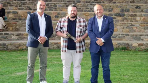 El periodista Fulgencio Fernández, el colectivo de oficios tradicionales Homo Faber, el artista Félix de la Concha, el escritor y recopilador del patrimonio musical Ángel Fierro y el cineasta Néstor López recogieron sus estatuillas en un acto en el que no faltó la lucha leonesa ni la música a cargo de las pandereteras Ruxideira y de los hermanos Adri y Leo. Foto: Diputación
