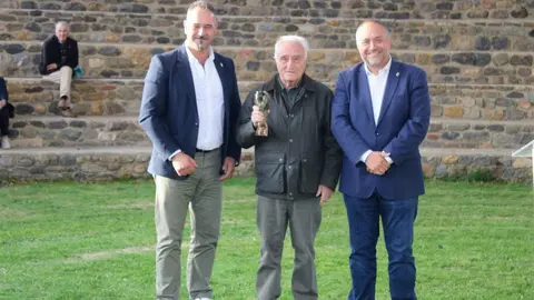El periodista Fulgencio Fernández, el colectivo de oficios tradicionales Homo Faber, el artista Félix de la Concha, el escritor y recopilador del patrimonio musical Ángel Fierro y el cineasta Néstor López recogieron sus estatuillas en un acto en el que no faltó la lucha leonesa ni la música a cargo de las pandereteras Ruxideira y de los hermanos Adri y Leo. Foto: Diputación
