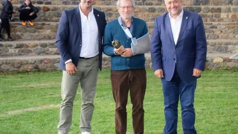 El periodista Fulgencio Fernández, el colectivo de oficios tradicionales Homo Faber, el artista Félix de la Concha, el escritor y recopilador del patrimonio musical Ángel Fierro y el cineasta Néstor López recogieron sus estatuillas en un acto en el que no faltó la lucha leonesa ni la música a cargo de las pandereteras Ruxideira y de los hermanos Adri y Leo. Foto: Diputación
