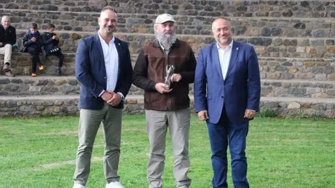 El periodista Fulgencio Fernández, el colectivo de oficios tradicionales Homo Faber, el artista Félix de la Concha, el escritor y recopilador del patrimonio musical Ángel Fierro y el cineasta Néstor López recogieron sus estatuillas en un acto en el que no faltó la lucha leonesa ni la música a cargo de las pandereteras Ruxideira y de los hermanos Adri y Leo. Foto: Diputación