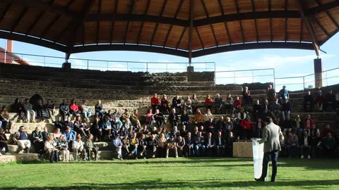 El periodista Fulgencio Fernández, el colectivo de oficios tradicionales Homo Faber, el artista Félix de la Concha, el escritor y recopilador del patrimonio musical Ángel Fierro y el cineasta Néstor López recogieron sus estatuillas en un acto en el que no faltó la lucha leonesa ni la música a cargo de las pandereteras Ruxideira y de los hermanos Adri y Leo. Foto: Diputación