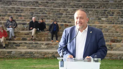 El periodista Fulgencio Fernández, el colectivo de oficios tradicionales Homo Faber, el artista Félix de la Concha, el escritor y recopilador del patrimonio musical Ángel Fierro y el cineasta Néstor López recogieron sus estatuillas en un acto en el que no faltó la lucha leonesa ni la música a cargo de las pandereteras Ruxideira y de los hermanos Adri y Leo. Foto: Diputación