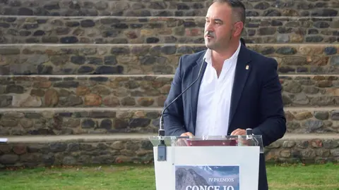 El periodista Fulgencio Fernández, el colectivo de oficios tradicionales Homo Faber, el artista Félix de la Concha, el escritor y recopilador del patrimonio musical Ángel Fierro y el cineasta Néstor López recogieron sus estatuillas en un acto en el que no faltó la lucha leonesa ni la música a cargo de las pandereteras Ruxideira y de los hermanos Adri y Leo. Foto: Diputación