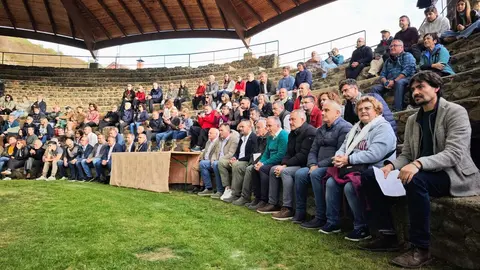 El periodista Fulgencio Fernández, el colectivo de oficios tradicionales Homo Faber, el artista Félix de la Concha, el escritor y recopilador del patrimonio musical Ángel Fierro y el cineasta Néstor López recogieron sus estatuillas en un acto en el que no faltó la lucha leonesa ni la música a cargo de las pandereteras Ruxideira y de los hermanos Adri y Leo. Foto: Diputación