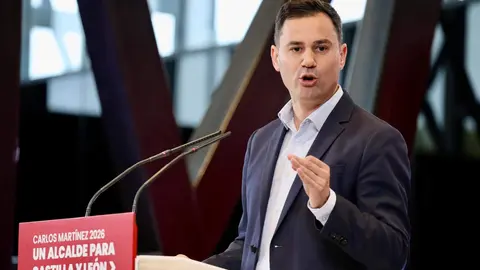 La secretaria de Organización y Acción Electoral del PSOE, Rebeca Torró; el secretario general del PSCyL, Carlos Martínez y el secretario provincial del PSOE en León, Javier Alfonso Cendón, inauguran las Jornadas del PSOE 'Atrévete a construir futuro en Castilla y León'. Foto: Campillo
