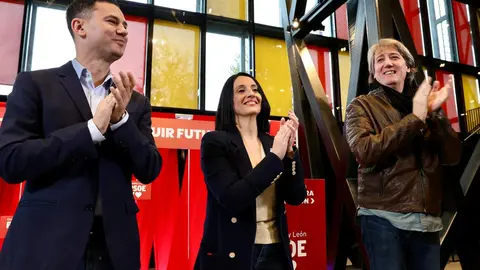 La secretaria de Organización y Acción Electoral del PSOE, Rebeca Torró; el secretario general del PSCyL, Carlos Martínez y el secretario provincial del PSOE en León, Javier Alfonso Cendón, inauguran las Jornadas del PSOE 'Atrévete a construir futuro en Castilla y León'. Foto: Campillo