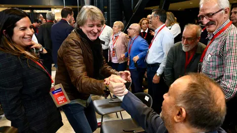 La secretaria de Organización y Acción Electoral del PSOE, Rebeca Torró; el secretario general del PSCyL, Carlos Martínez y el secretario provincial del PSOE en León, Javier Alfonso Cendón, inauguran las Jornadas del PSOE 'Atrévete a construir futuro en Castilla y León'. Foto: Campillo