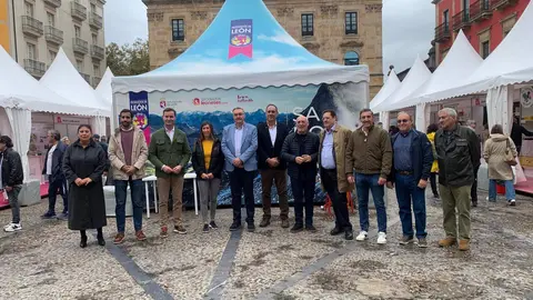 El vicepresidente de la Diputación leonesa y responsable del área de Productos de León, Roberto Aller, y la vicealcaldesa de Gijón, Ángela Pumariega, fueron los encargados de inaugurar hoy la II Feria de los Productos de León en Gijón, que cuenta con 23 expositores. Foto: Diputación León