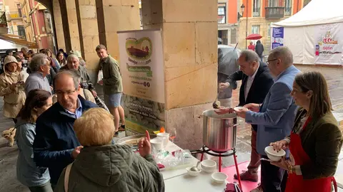El vicepresidente de la Diputación leonesa y responsable del área de Productos de León, Roberto Aller, y la vicealcaldesa de Gijón, Ángela Pumariega, fueron los encargados de inaugurar hoy la II Feria de los Productos de León en Gijón, que cuenta con 23 expositores. Foto: Diputación León