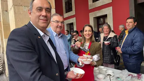 El vicepresidente de la Diputación leonesa y responsable del área de Productos de León, Roberto Aller, y la vicealcaldesa de Gijón, Ángela Pumariega, fueron los encargados de inaugurar hoy la II Feria de los Productos de León en Gijón, que cuenta con 23 expositores. Foto: Diputación León