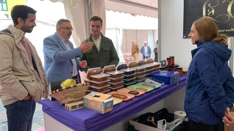 El vicepresidente de la Diputación leonesa y responsable del área de Productos de León, Roberto Aller, y la vicealcaldesa de Gijón, Ángela Pumariega, fueron los encargados de inaugurar hoy la II Feria de los Productos de León en Gijón, que cuenta con 23 expositores. Foto: Diputación León