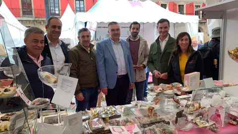 El vicepresidente de la Diputación leonesa y responsable del área de Productos de León, Roberto Aller, y la vicealcaldesa de Gijón, Ángela Pumariega, fueron los encargados de inaugurar hoy la II Feria de los Productos de León en Gijón, que cuenta con 23 expositores. Foto: Diputación León