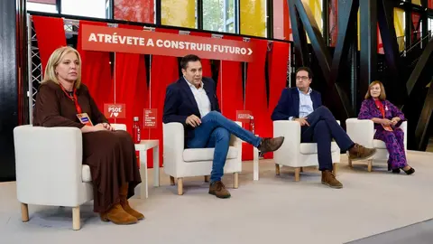 Mesa ‘Digitalización, innovación y empleo de calidad: Castilla y León conectada al futuro’ con el ministro para la Transformación Digital y de la Función Pública, Óscar López; la alcaldesa de Peñaranda de Bracamonte (Salamanca) Carmen Avila de Manueles; la emprendedora beneficiaria del Kit Digital, Ana Isabel Nava; el director general del INCIBE, Félix Barrio y moderada por el secretario de Organización del PSCyL, Daniel de la Rosa. Foto: Campillo