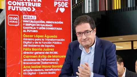 Mesa ‘Digitalización, innovación y empleo de calidad: Castilla y León conectada al futuro’ con el ministro para la Transformación Digital y de la Función Pública, Óscar López; la alcaldesa de Peñaranda de Bracamonte (Salamanca) Carmen Avila de Manueles; la emprendedora beneficiaria del Kit Digital, Ana Isabel Nava; el director general del INCIBE, Félix Barrio y moderada por el secretario de Organización del PSCyL, Daniel de la Rosa. Foto: Campillo