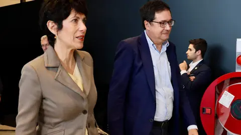 Mesa ‘Digitalización, innovación y empleo de calidad: Castilla y León conectada al futuro’ con el ministro para la Transformación Digital y de la Función Pública, Óscar López; la alcaldesa de Peñaranda de Bracamonte (Salamanca) Carmen Avila de Manueles; la emprendedora beneficiaria del Kit Digital, Ana Isabel Nava; el director general del INCIBE, Félix Barrio y moderada por el secretario de Organización del PSCyL, Daniel de la Rosa. Foto: Campillo