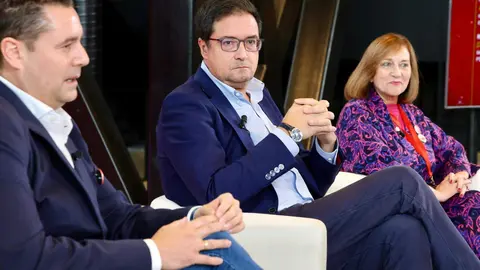 Mesa ‘Digitalización, innovación y empleo de calidad: Castilla y León conectada al futuro’ con el ministro para la Transformación Digital y de la Función Pública, Óscar López; la alcaldesa de Peñaranda de Bracamonte (Salamanca) Carmen Avila de Manueles; la emprendedora beneficiaria del Kit Digital, Ana Isabel Nava; el director general del INCIBE, Félix Barrio y moderada por el secretario de Organización del PSCyL, Daniel de la Rosa. Foto: Campillo