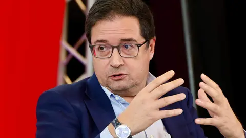 Mesa ‘Digitalización, innovación y empleo de calidad: Castilla y León conectada al futuro’ con el ministro para la Transformación Digital y de la Función Pública, Óscar López; la alcaldesa de Peñaranda de Bracamonte (Salamanca) Carmen Avila de Manueles; la emprendedora beneficiaria del Kit Digital, Ana Isabel Nava; el director general del INCIBE, Félix Barrio y moderada por el secretario de Organización del PSCyL, Daniel de la Rosa. Foto: Campillo