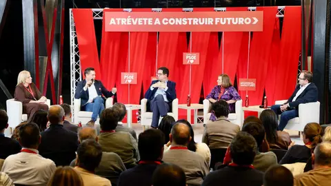 Mesa ‘Digitalización, innovación y empleo de calidad: Castilla y León conectada al futuro’ con el ministro para la Transformación Digital y de la Función Pública, Óscar López; la alcaldesa de Peñaranda de Bracamonte (Salamanca) Carmen Avila de Manueles; la emprendedora beneficiaria del Kit Digital, Ana Isabel Nava; el director general del INCIBE, Félix Barrio y moderada por el secretario de Organización del PSCyL, Daniel de la Rosa. Foto: Campillo
