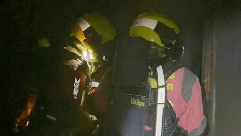Un incendio registrado la tarde del sábado, 25 de octubre, calcinó una vivienda de dos plantas en la localidad de Valderilla de Torío, situada a unos 30 minutos de León capital. Fotos: Bomberos de León