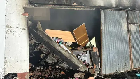 Un incendio registrado la tarde del sábado, 25 de octubre, calcinó una vivienda de dos plantas en la localidad de Valderilla de Torío, situada a unos 30 minutos de León capital. Fotos: Bomberos de León