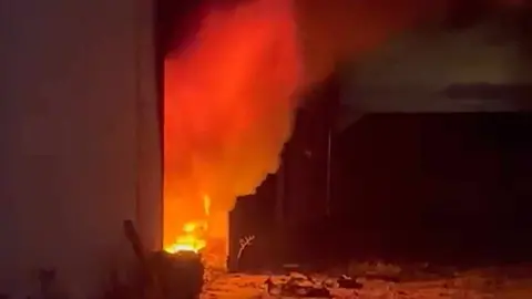 Un incendio registrado la tarde del sábado, 25 de octubre, calcinó una vivienda de dos plantas en la localidad de Valderilla de Torío, situada a unos 30 minutos de León capital. Fotos: Bomberos de León