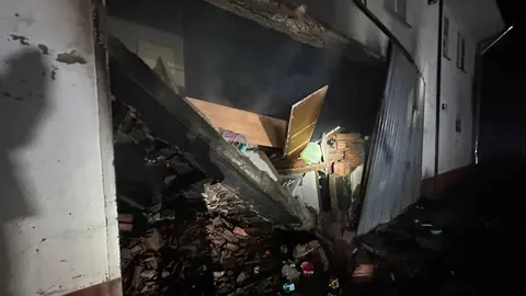 Un incendio registrado la tarde del sábado, 25 de octubre, calcinó una vivienda de dos plantas en la localidad de Valderilla de Torío, situada a unos 30 minutos de León capital. Fotos: Bomberos de León