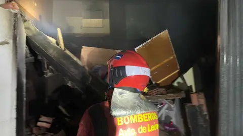 Un incendio registrado la tarde del sábado, 25 de octubre, calcinó una vivienda de dos plantas en la localidad de Valderilla de Torío, situada a unos 30 minutos de León capital. Fotos: Bomberos de León