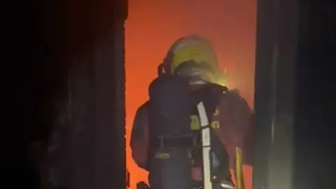 Un incendio registrado la tarde del sábado, 25 de octubre, calcinó una vivienda de dos plantas en la localidad de Valderilla de Torío, situada a unos 30 minutos de León capital. Fotos: Bomberos de León