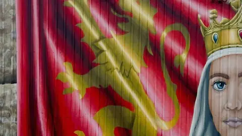 Sahagún rinde homenaje a la reina Urraca con un mural monumental como antesala del 900 aniversario de su muerte
Sahagún rinde homenaje a la reina Urraca con un mural monumental como antesala del 900 aniversario de su muerte. El artista leonés Manuel García Juan firma una obra de gran formato que representa a la primera reina de pleno derecho de España y Europa.