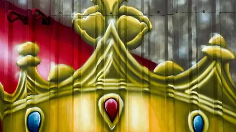 Sahagún rinde homenaje a la reina Urraca con un mural monumental como antesala del 900 aniversario de su muerte
Sahagún rinde homenaje a la reina Urraca con un mural monumental como antesala del 900 aniversario de su muerte. El artista leonés Manuel García Juan firma una obra de gran formato que representa a la primera reina de pleno derecho de España y Europa.