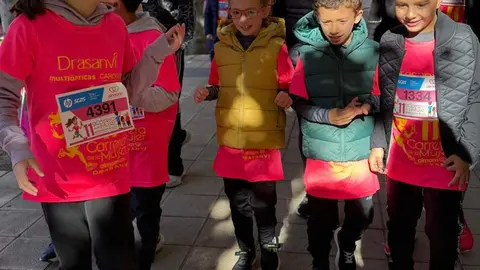XI Carrera de la Mujer contra el cáncer de mama, que agotó los 6.000 dorsales, recorrió este domingo las calles del centro de León.