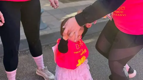 XI Carrera de la Mujer contra el cáncer de mama, que agotó los 6.000 dorsales, recorrió este domingo las calles del centro de León.