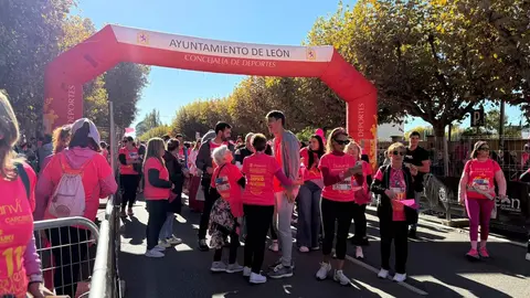 XI Carrera de la Mujer contra el cáncer de mama, que agotó los 6.000 dorsales, recorrió este domingo las calles del centro de León.