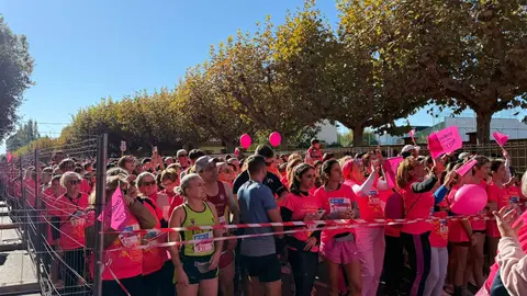 XI Carrera de la Mujer contra el cáncer de mama, que agotó los 6.000 dorsales, recorrió este domingo las calles del centro de León.