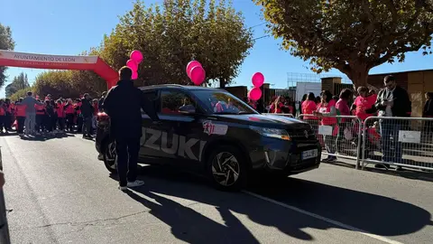 XI Carrera de la Mujer contra el cáncer de mama, que agotó los 6.000 dorsales, recorrió este domingo las calles del centro de León.