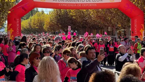 XI Carrera de la Mujer contra el cáncer de mama, que agotó los 6.000 dorsales, recorrió este domingo las calles del centro de León.