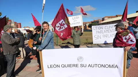 Las protestas por Feve, el soterramiento de San Andrés y el Lexit reciben a Sánchez. Foto: Isaac Llamazares