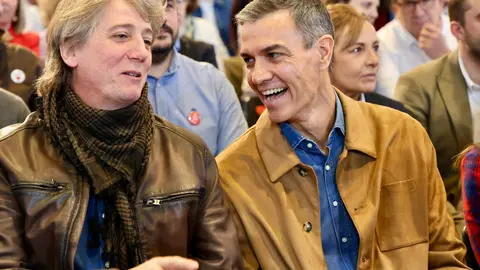 El presidente del Gobierno, Pedro Sánchez, clausura de las Jornadas del PSOE ''Atrévete a construir futuro en Castilla y León'', junto al secretario general del PSOECyL y candidato a la Presidencia de la Junta, Carlos Martínez. Foto: Campillo
